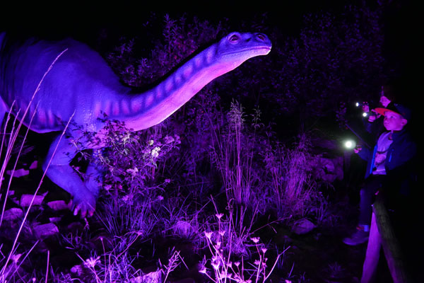 Nachts im Dinosaurierpark auf Taschenlampen-Expedition